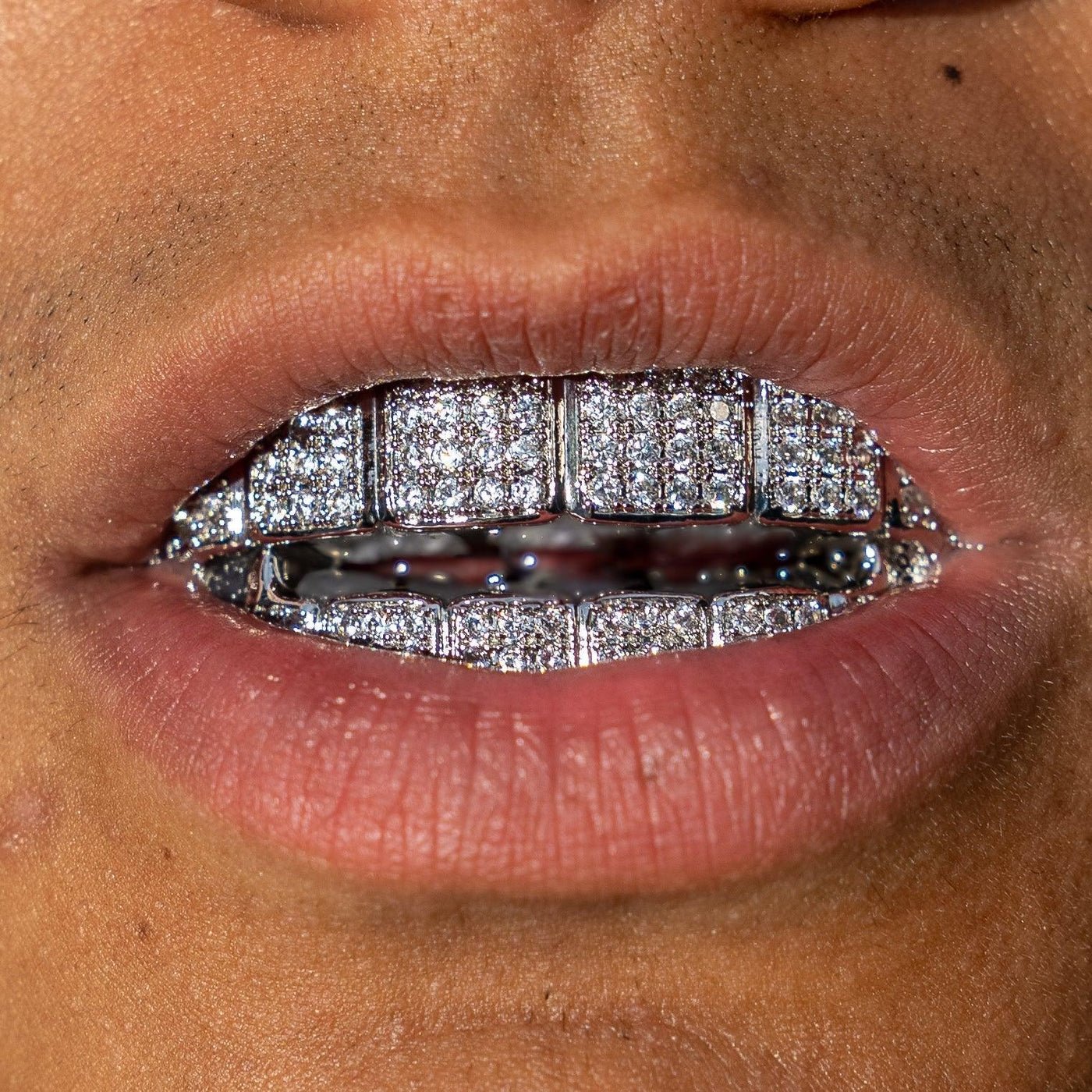 6 TOOTH THANG ICED GRILLZ - WHITE GOLD - SANTMEZ®