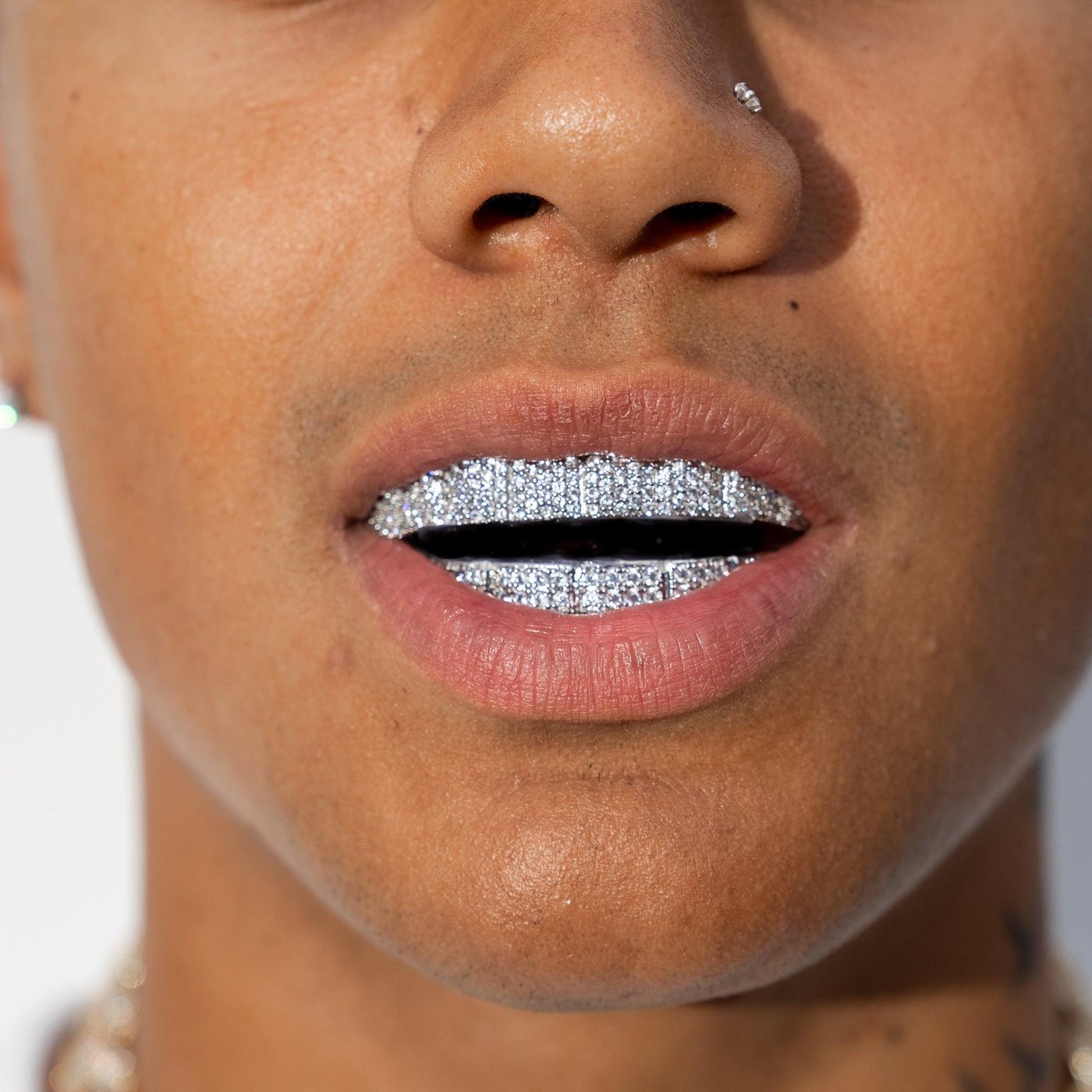 8 TOOTH STANDARD ICED GRILLZ - WHITE GOLD - SANTMEZ®